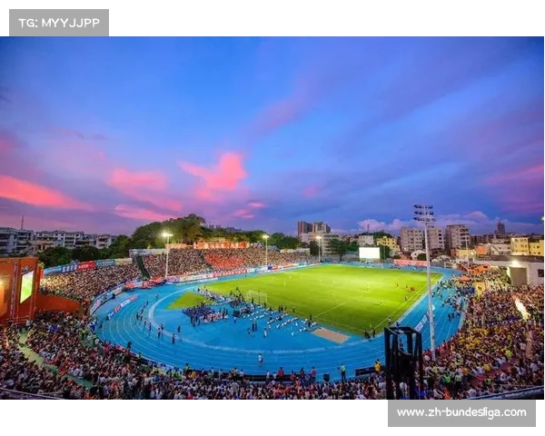 佛山“西甲”小组赛移师新沙绿茵足球场，免费观赛吸引大量市民